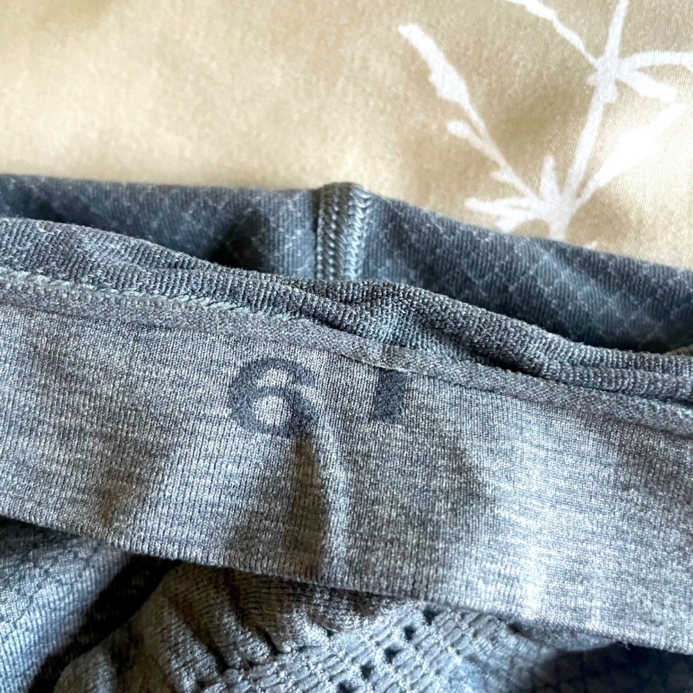 Lululemon Ruched Shorts‎ Size 6 - Picture 2 of 2